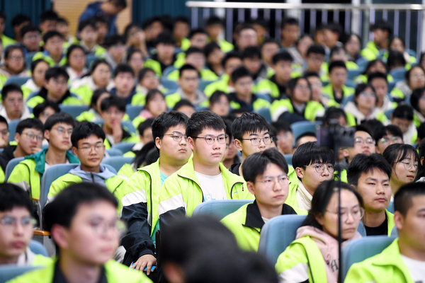 綿陽南山中學黨委書記校長徐勇到平武中學作專題講座