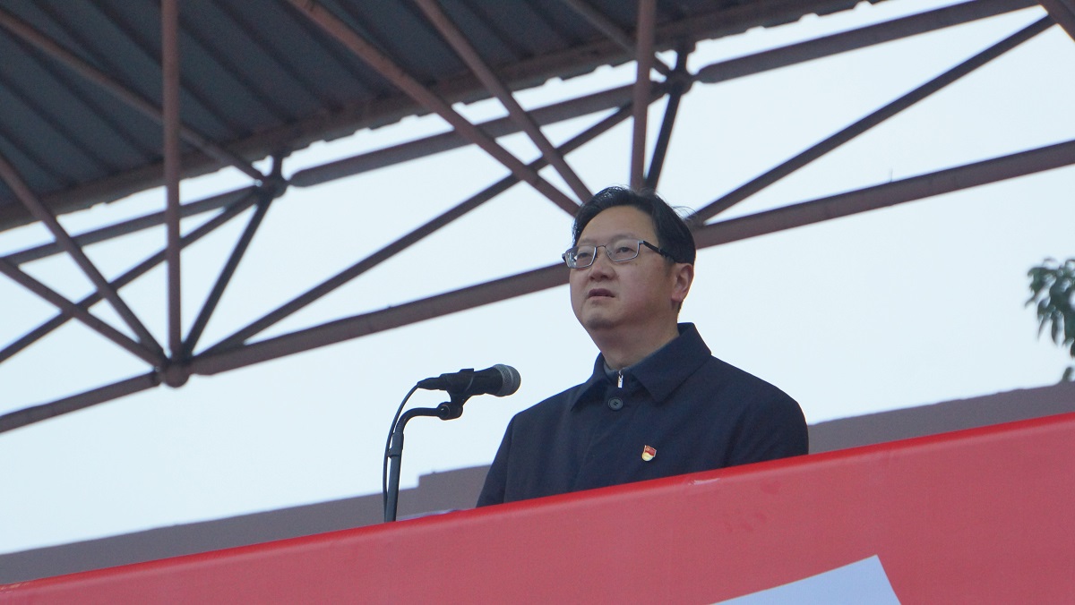 南山中学党委书记,校长唐江林作新学期讲话
