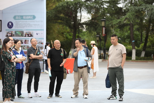 侯小宇老师为老师们讲解社团活动.JPG
