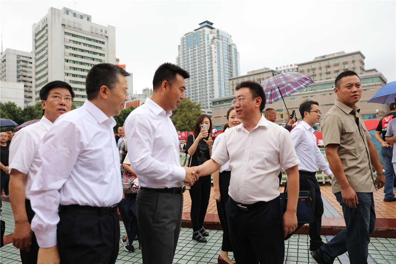 市委书记刘超,市长元方先后参观了我校的教育成果展,对南山中学的办学