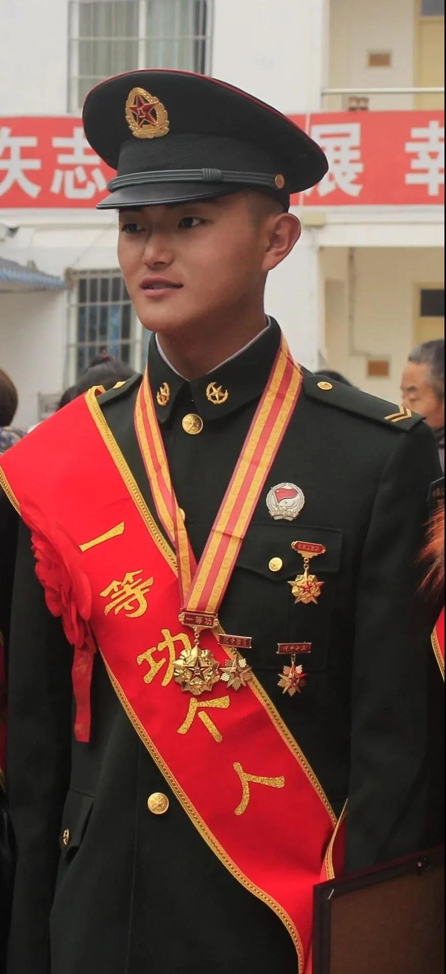 原来,2019年刘宸以上等兵的身份在"国际军事比赛-2019"近万名候选者中