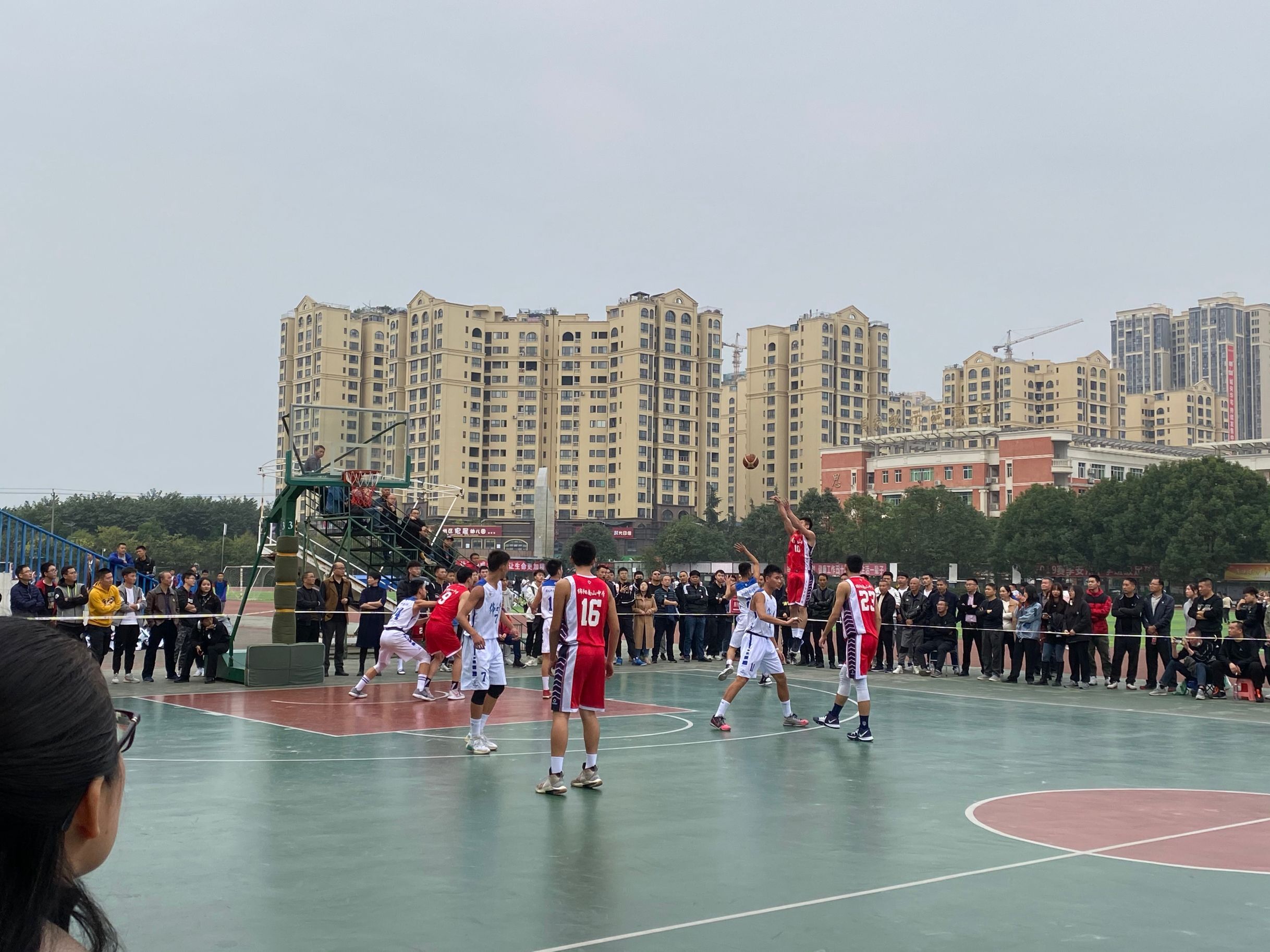 67南山中学男篮问鼎绵阳市中学生篮球联赛冠军